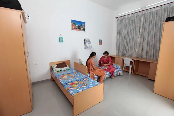 girls-hostel-room